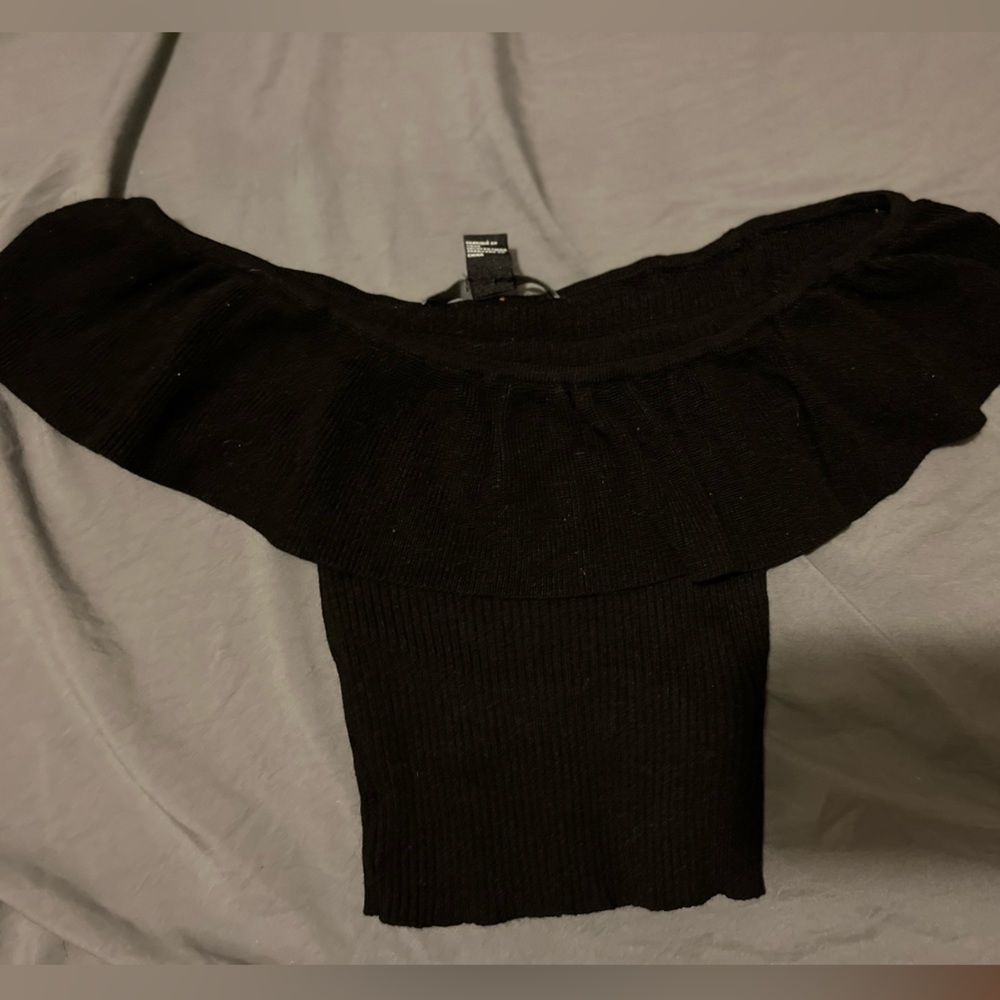 Off the shoulder crop